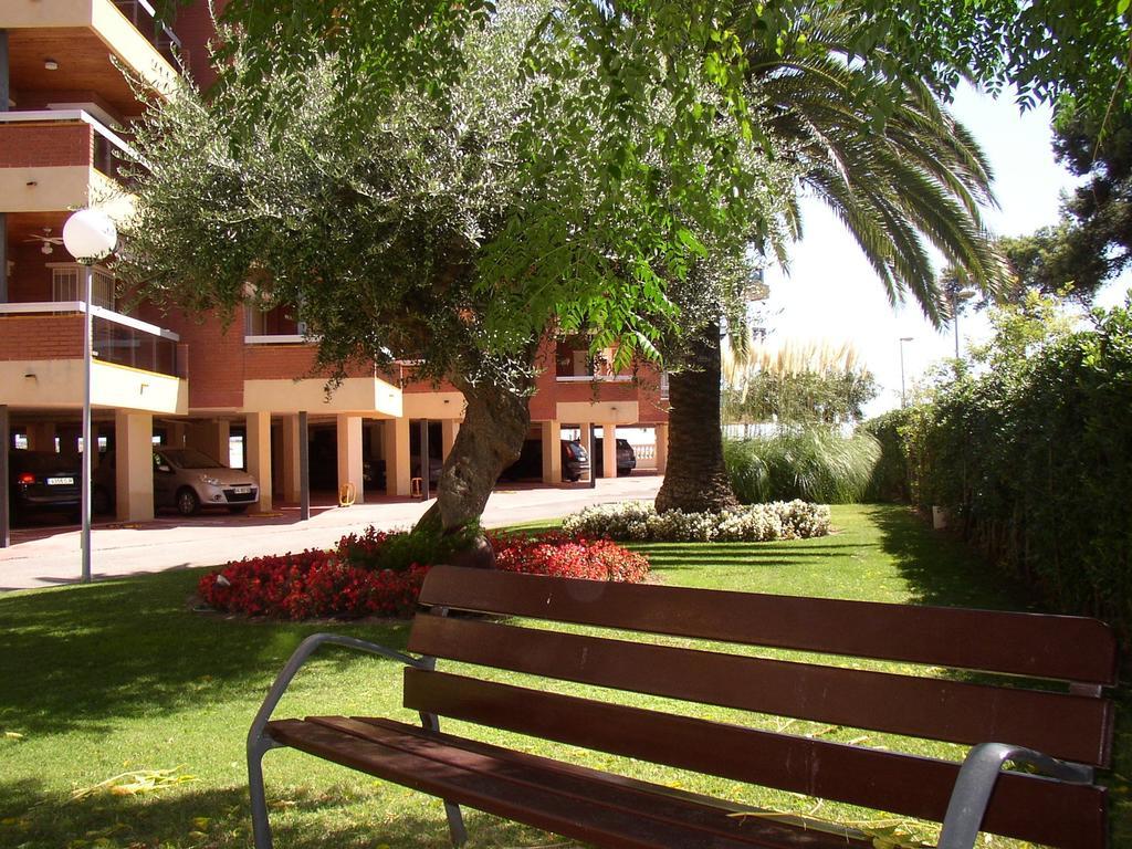 Apartamentos Alquihouse Vilafortuny 坎布里尔斯 外观 照片