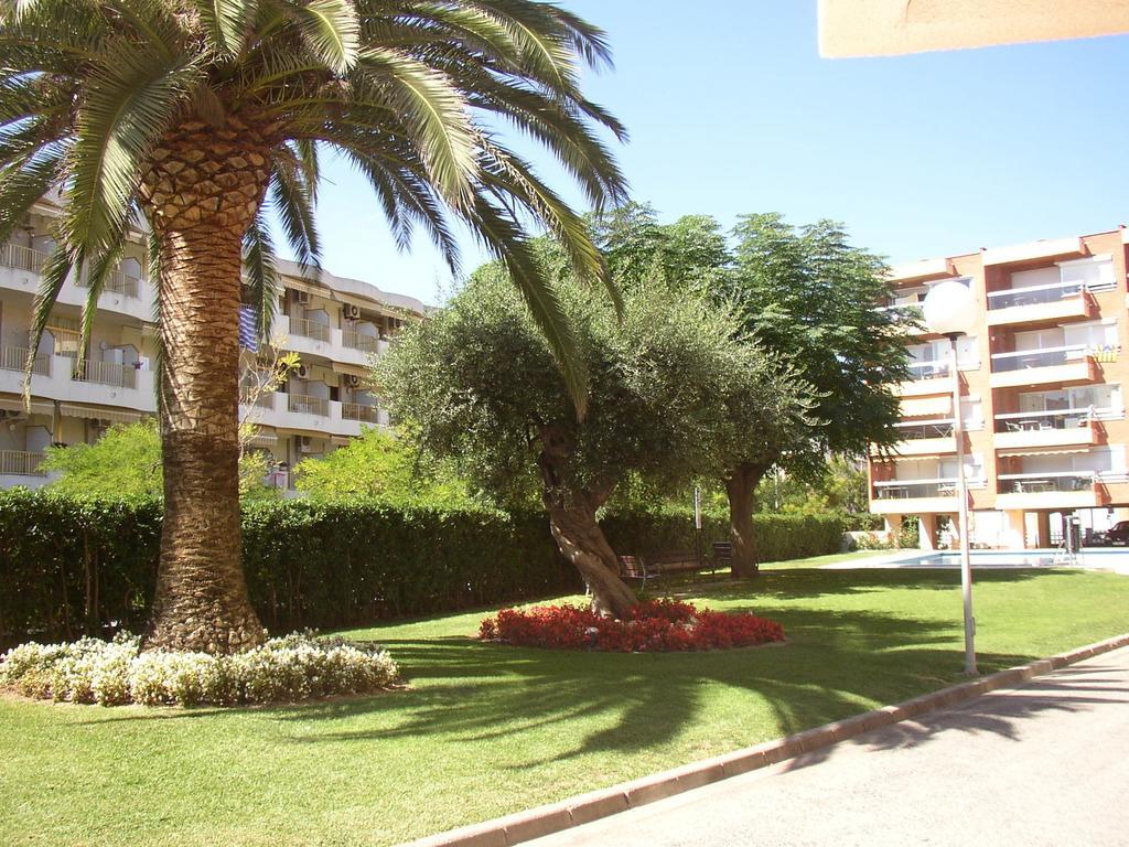 Apartamentos Alquihouse Vilafortuny 坎布里尔斯 外观 照片